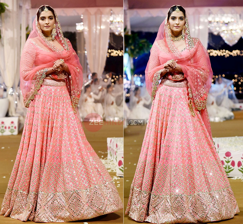 पिंक कलर का लहंगा Sonam Kapoor Walk for Abhinav Mishra