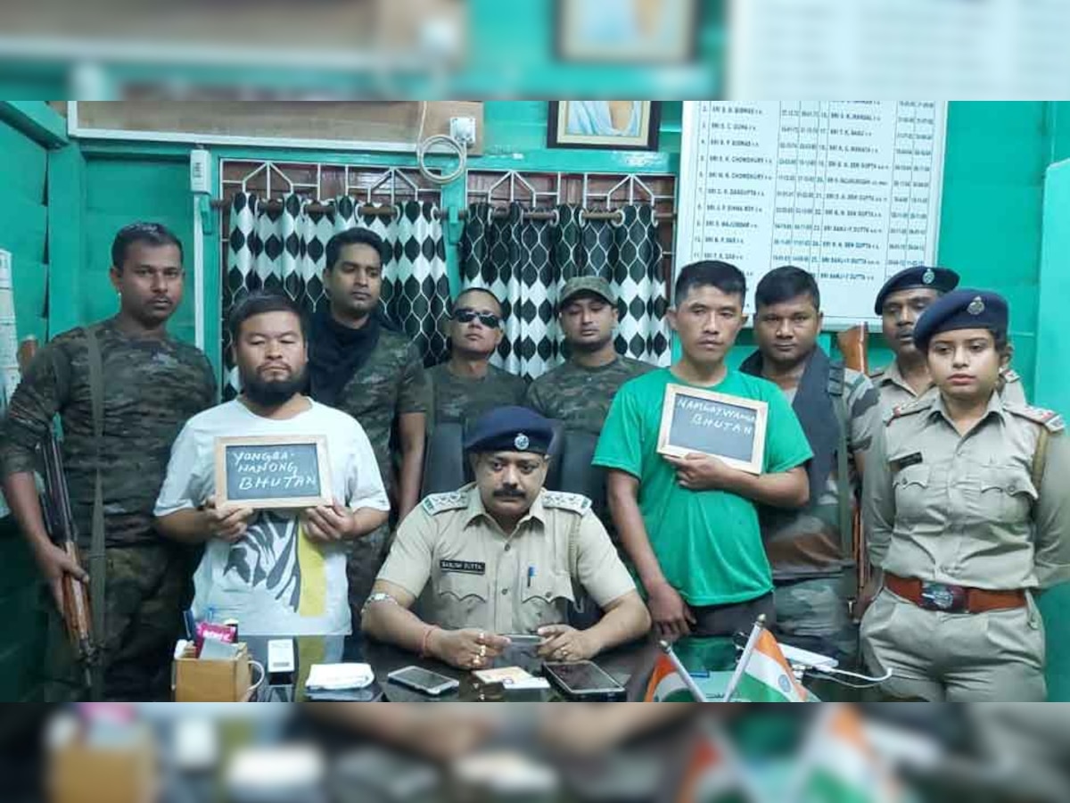 दोनों आरोपियों के पास से पुलिस ने रॉयल बंगाल टाइगर की 14 फीट लंबी खाल के साथ पकड़े गए हैं.