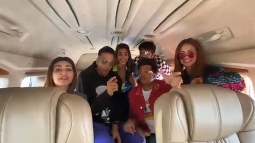 अक्षय कुमार समेत सारे स्टार ट्रेन में मस्ती करते दिखे Promotion On Wheels : Akshay kumar Film Housefull 4 Promotion in Train