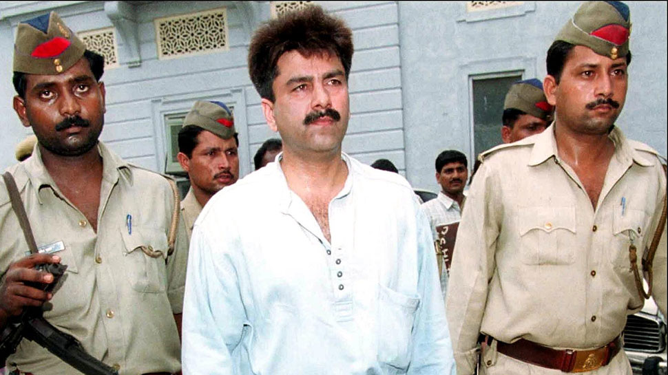 पूर्व क्रिकेटर मनोज प्रभाकर और उनकी फैमिली पर मुकदमा, बुजुर्ग महिला का फ्लैट कब्जाने का आरोप