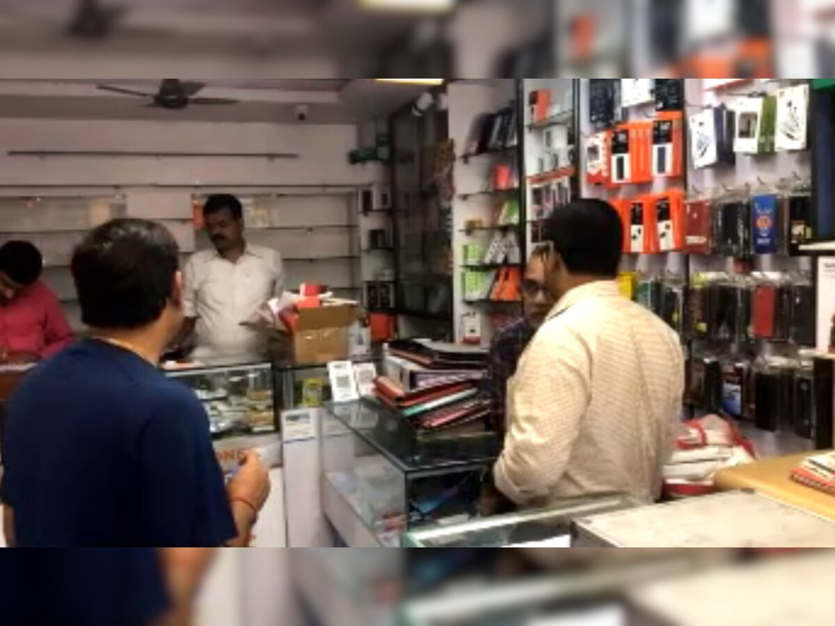 मोबाइल दुकान में चोरी.