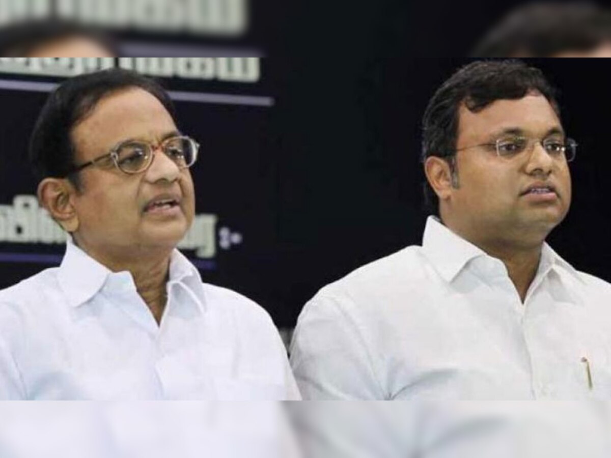 पी चिदंबरम और उनके बेटे कार्ति चिदंबरम (फाइल फोटो)