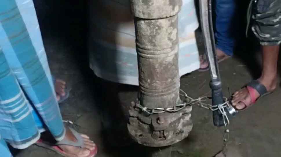 ट्यूबवेल में ताला लगा दिया गया है The tubewell is locked