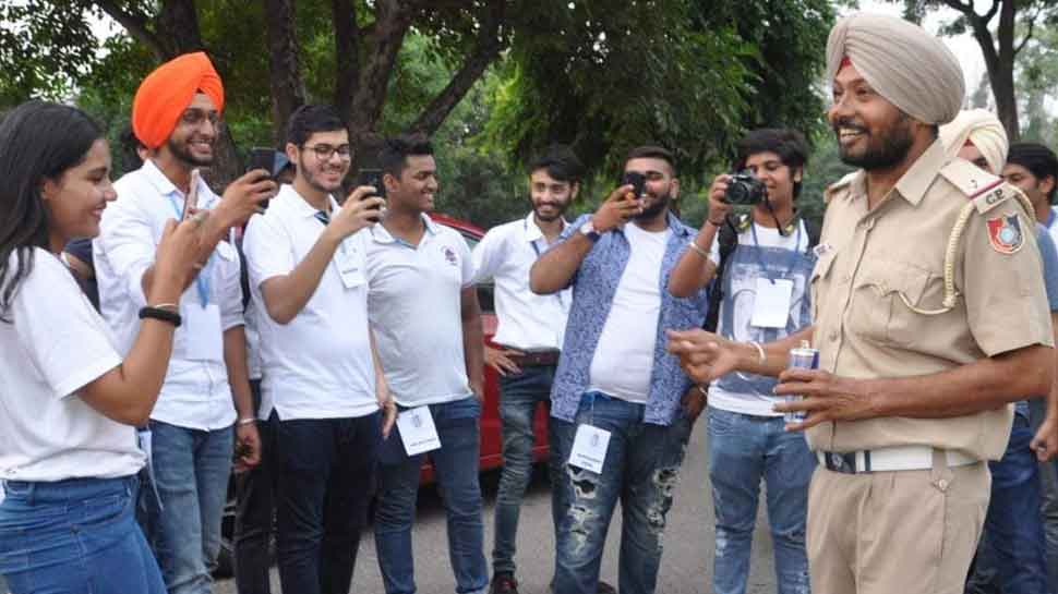 गानों के ज़रिए लोगों को मोटर व्हीकल एक्ट के नियमों की जानकारी Information about the rules of the Motor Vehicle Act by people through songs
