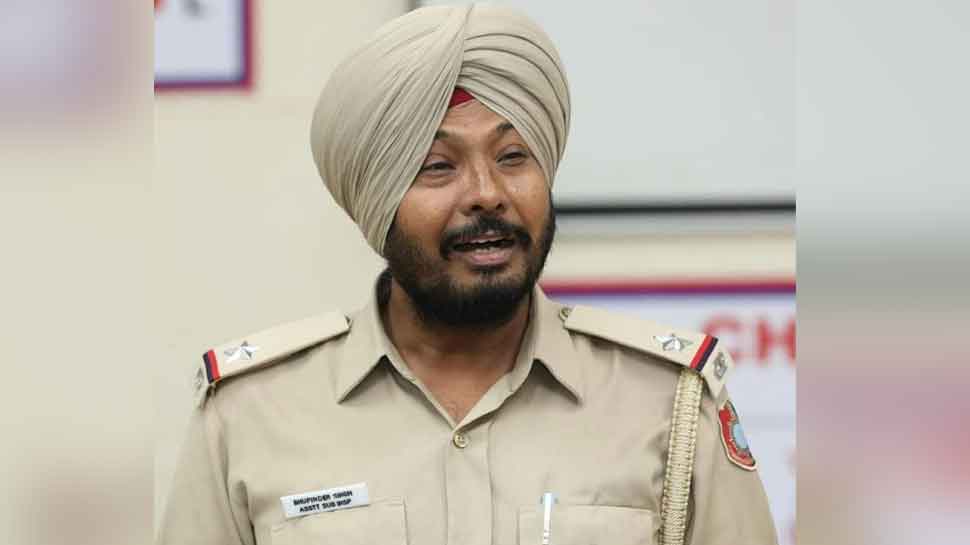 भूपिंदर सिंह गानों का ही सहारा ले रहे हैं Bhupinder Singh is taking recourse to songs