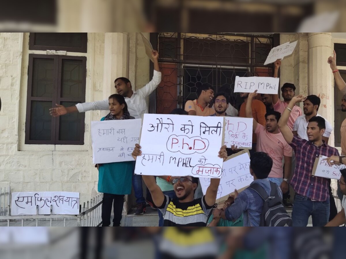 आज बड़ी संख्या में विद्यार्थियों ने कुलपति सचिवालय के बाहर प्रदर्शन किया. 