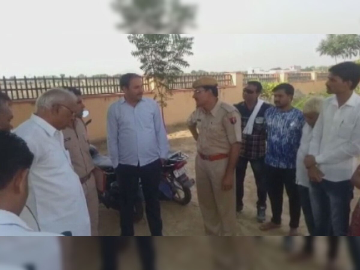 पीड़िता को चोरी का झूठा आरोप लगाकर विद्यालय से निकाल दिया.