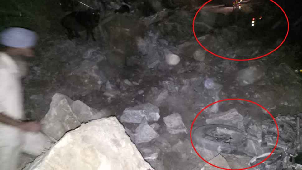 केदारनाथ से लौट रही कार और बाइक पर गिरा पहाड़ का हिस्सा, 8 की मौत, रेस्क्यू ऑपरेशन जारी