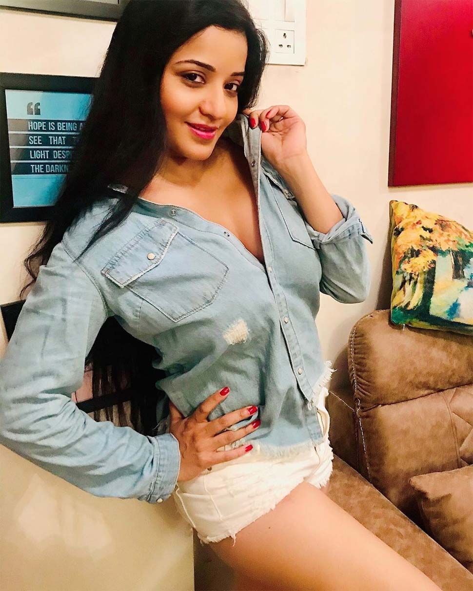 फैंस को खूब पसंद आते हैं फोटो Monalisa