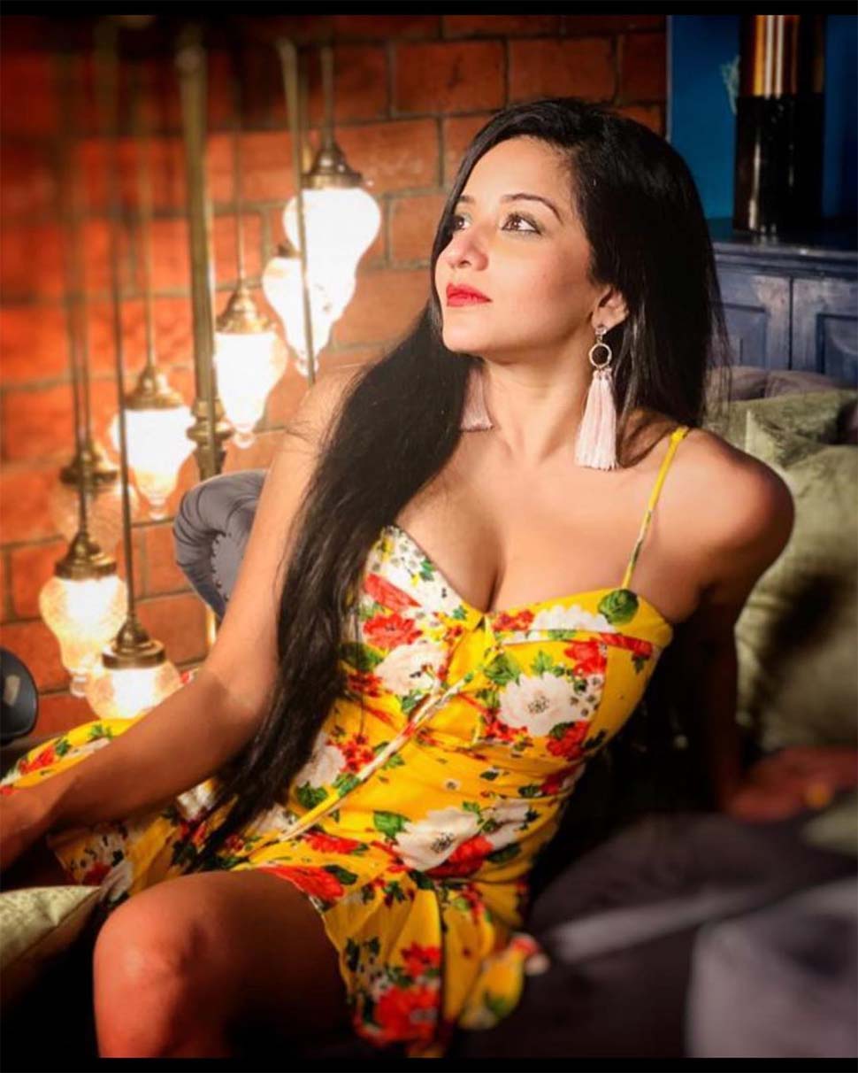 शेयर करती रहती हैं फोटो Monalisa