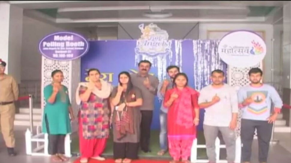 हरियाणा: इस पोलिंग बूथ पर मतदाताओं के लिए बिछाया गया रेड कार्पेट, हुआ जोरदार स्वागत