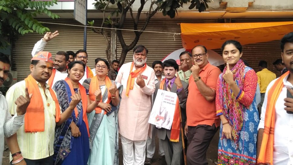 चार्ली चैपलिन की वेशभूषा में आया युवक Maharashtra Assembly Elections 2019, state assembly elections 2019