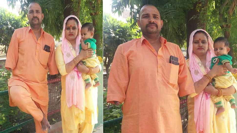 हादसे में दोनों हाथ गंवा चुके शख्स ने ऐसे डाला वोट, दूसरों को भी मतदान के लिए कर रहे प्रेरित
