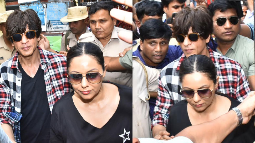 शाहरुख खान और उनकी पत्नी गौरी खान Shahrukh Khan arrives to cast vote with wife Gauri