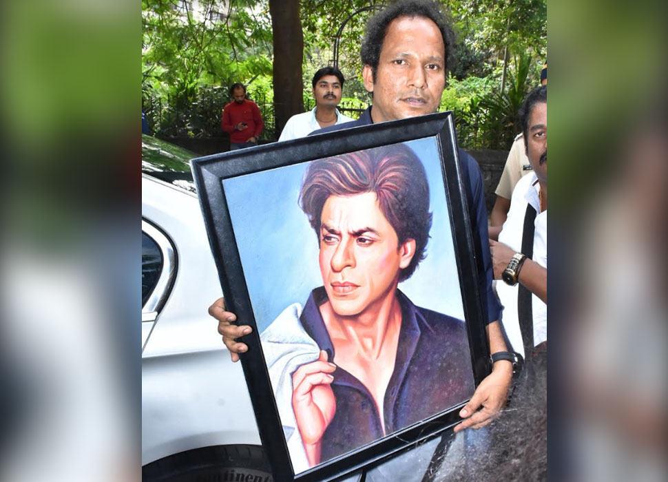 फैन ने किया ये काम Shahrukh Khan arrives to cast vote with wife Gauri
