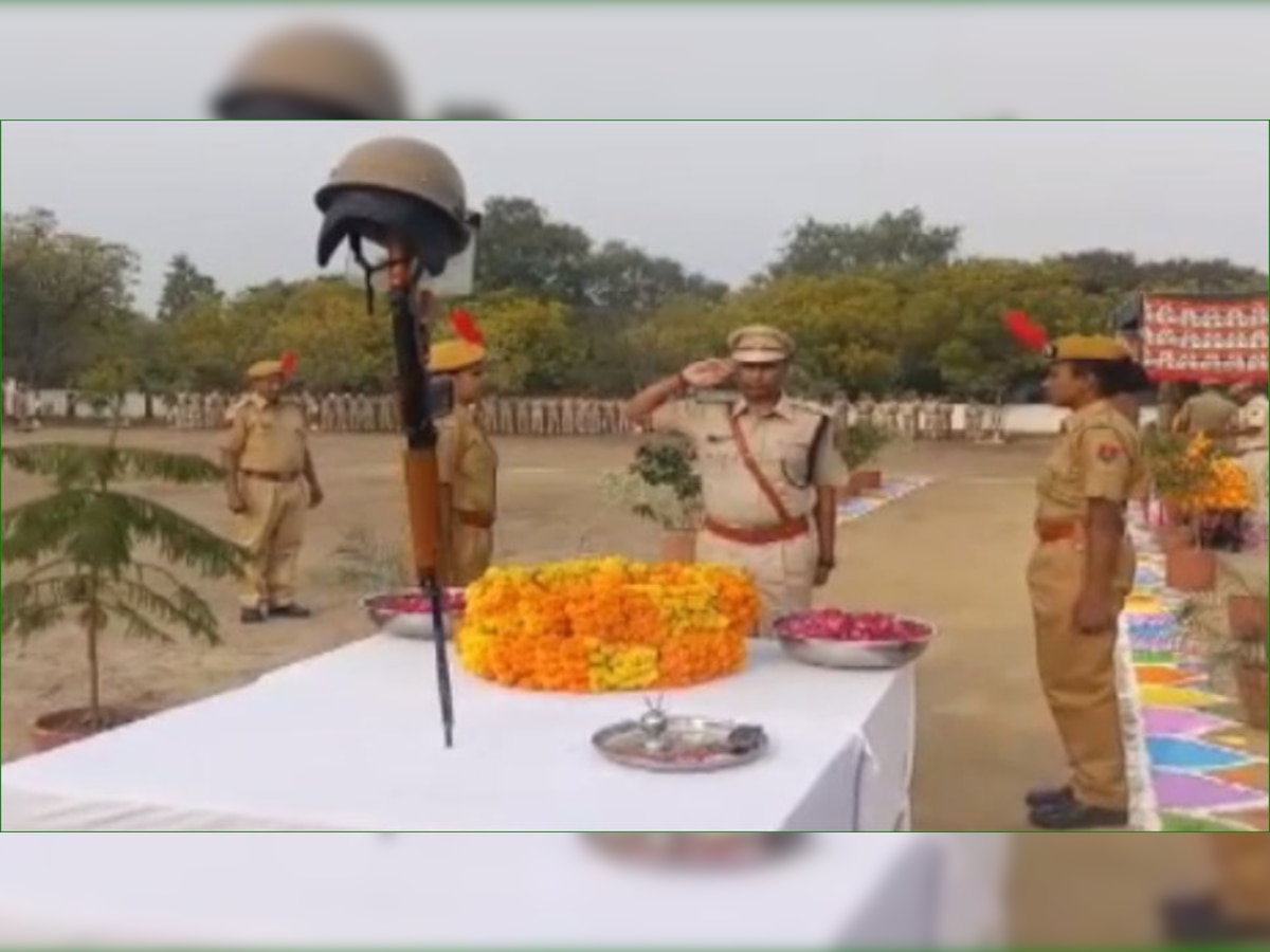 शहीद स्मारक पर पुष्प चढ़ाने के बाद शहीदों को सलामी दी गई.