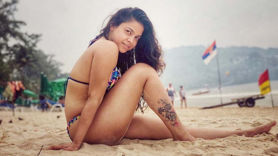 टैटू दिखाती नजर आ रही हैं सुमोना Sumona Chakravarti