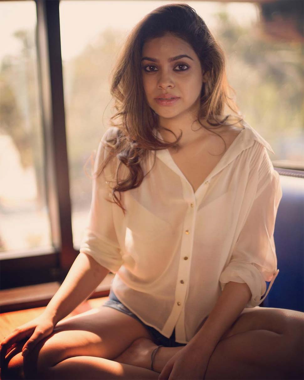 सोशल मीडिया पर भी पॉपुलर हैं सुमोना Sumona Chakravarti