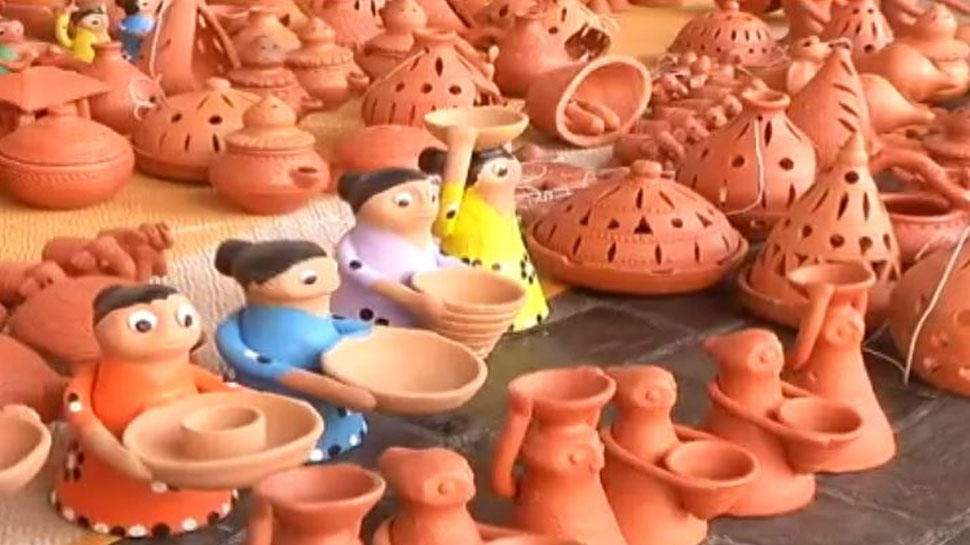 people are shopping diya and light for diwali 2019 say no to Chinese lights | दिल्ली में सजा 'दीयों का मेला', लोग बोले- अबकी दिवाली मिट्टी के दीयों वाली | Hindi News,