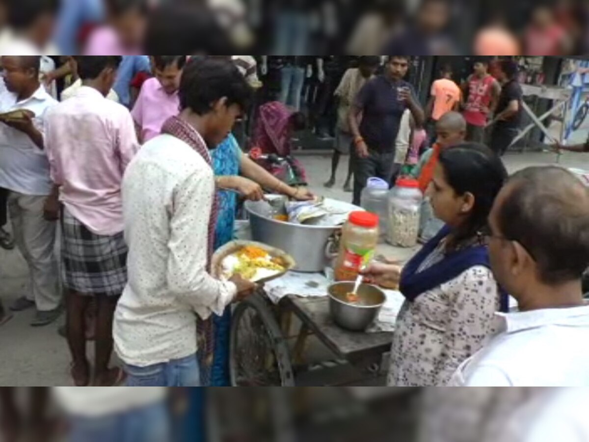 कटिहार वासी लोगों को 5 रुपए में खाना खिला रहे हैं.