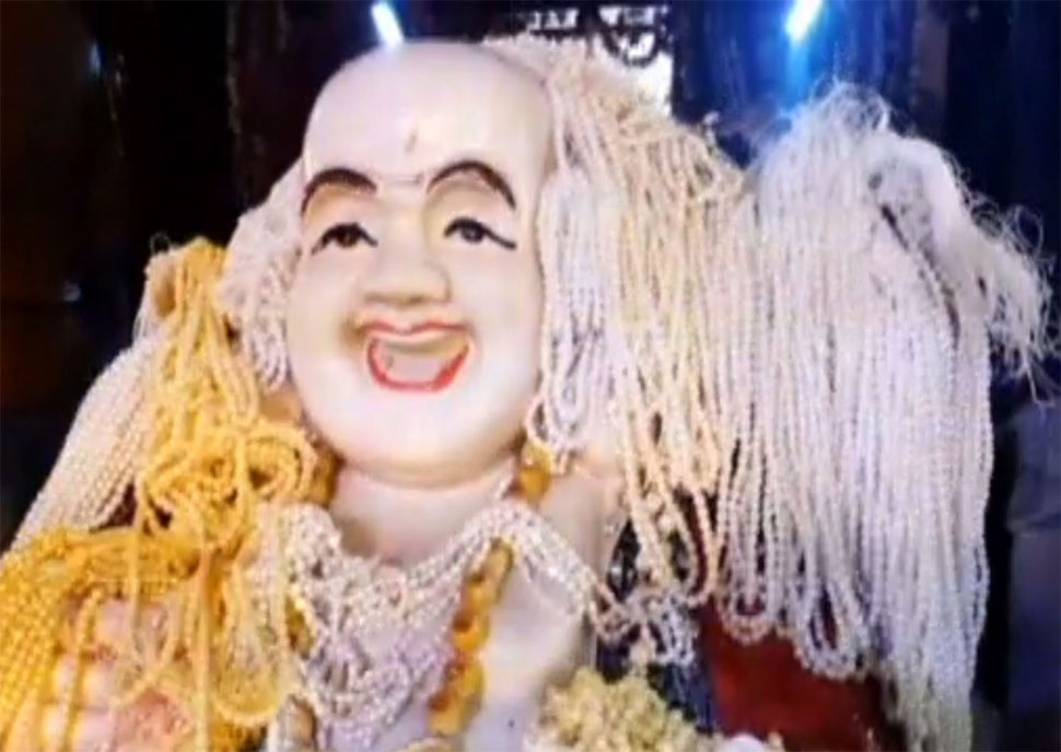 मां महालक्ष्मी के दर्शन के लिए सुबह 4 बजे से लाइन में लगने लगते हैं श्रद्धालु Dhanteras 2019, Ratlam, Mahalaxmi Mandir