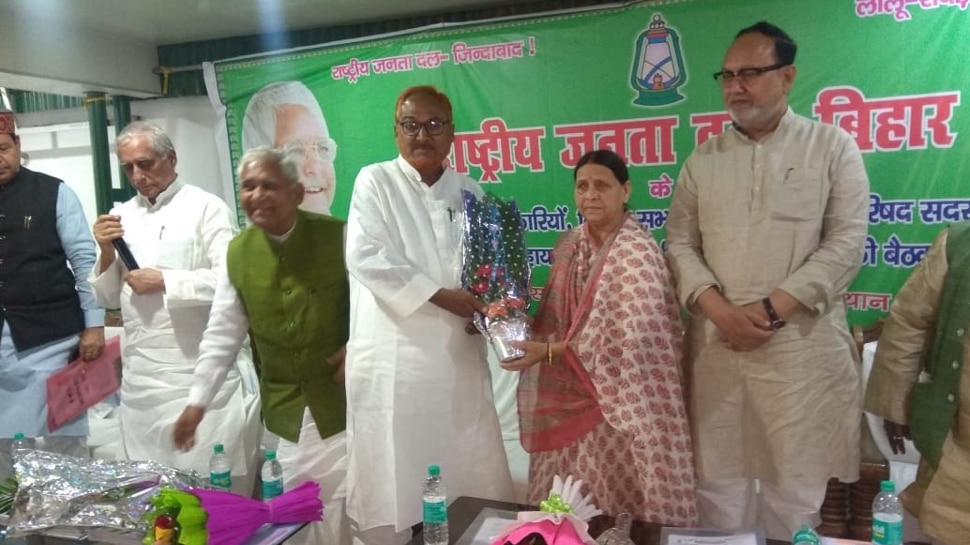 बिहार: राबड़ी देवी के घर हुई RJD की बैठक, मीटिंग से नदारद रहे तेजस्वी यादव