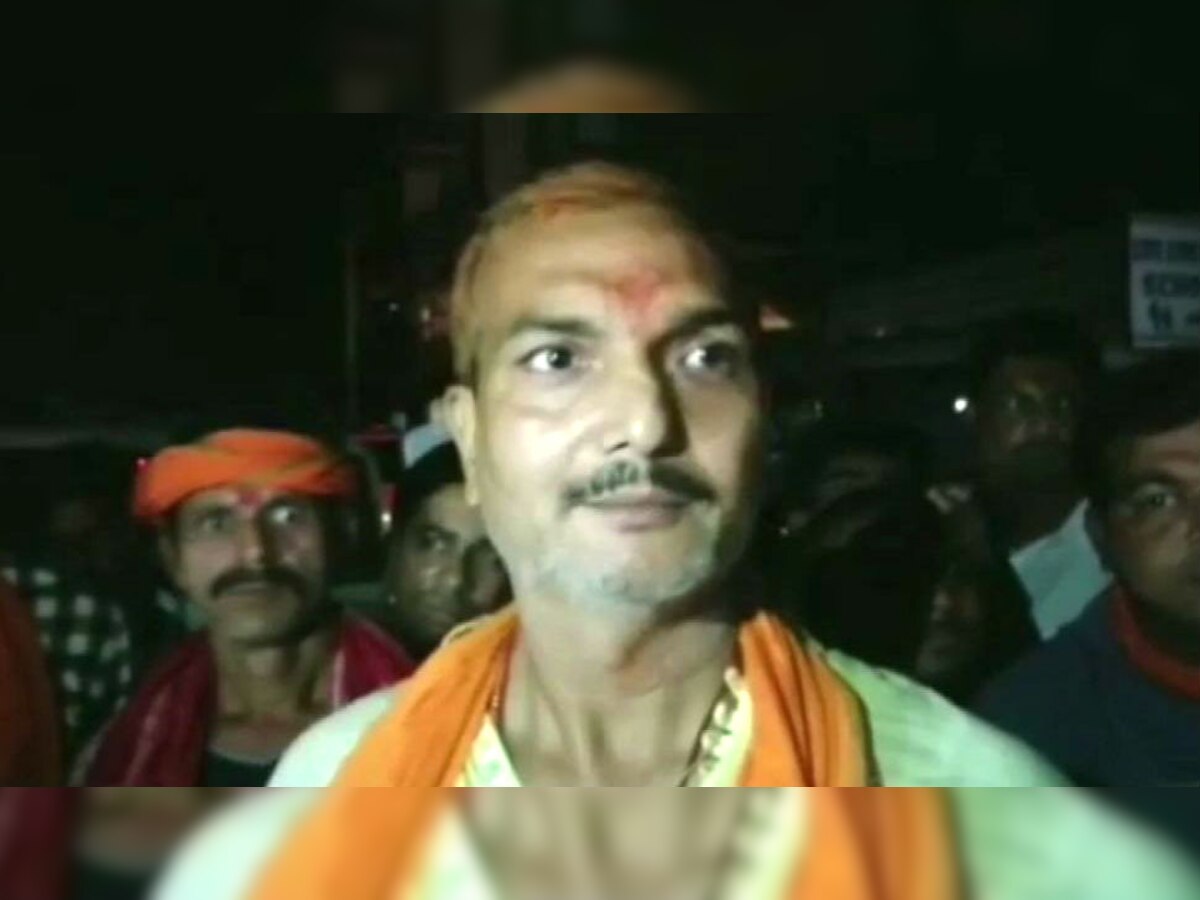  करनजीत सिंह के जीत के जश्न में जेडीयू विधायक श्यामबहादुर सिंह और बीजेपी पूर्व सांसद ओमप्रकाश यादव के शामिल हुए.