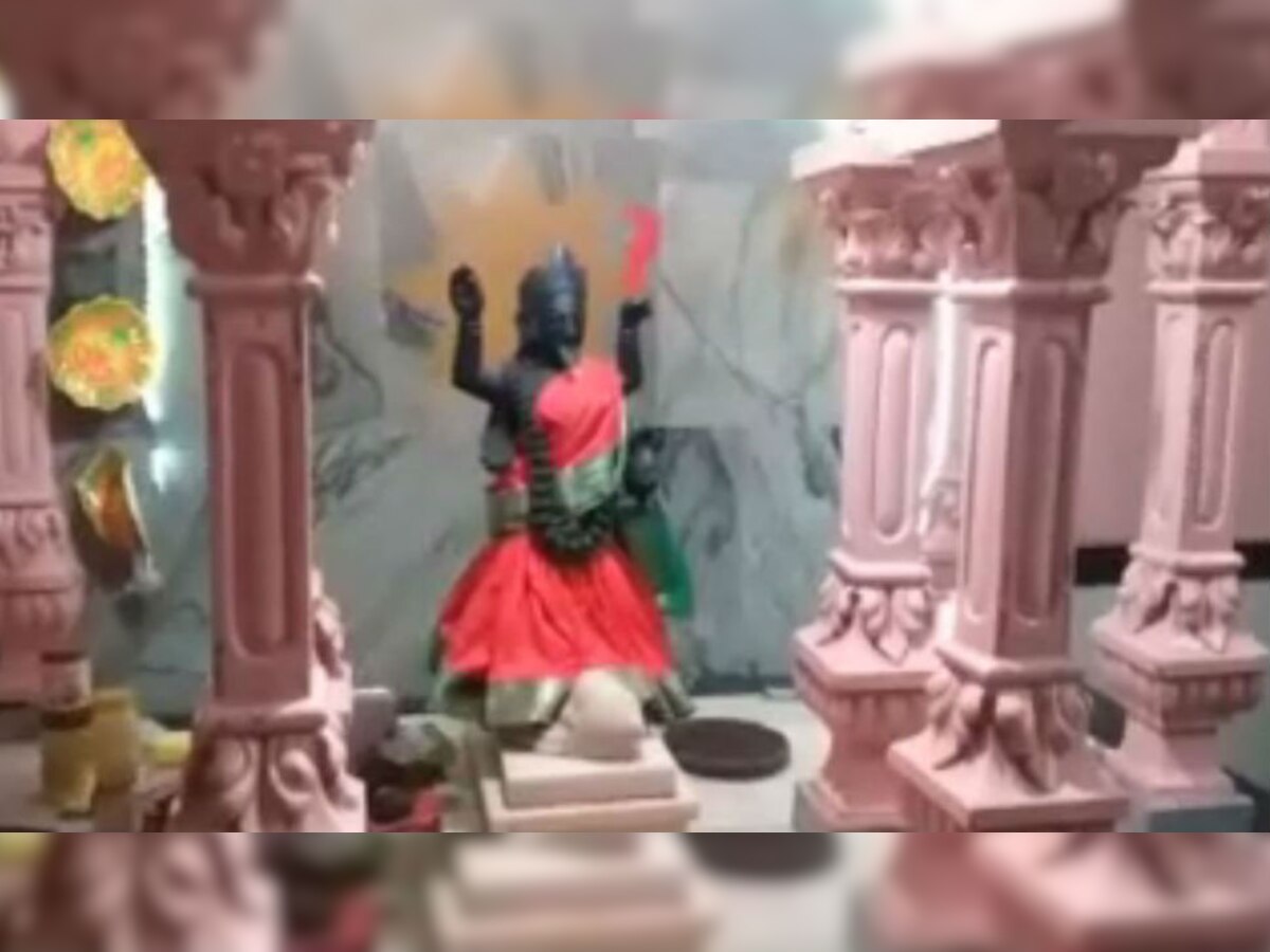 चोरों ने मूर्ति पर लगे तमाम जेवरात पर हाथ साफ कर लिया.