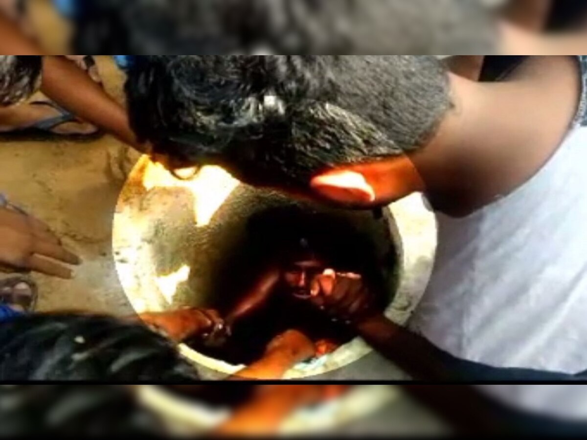बिजली के खंभे के लिए खोदे गए गड्डे में जा गिरा बच्चा.