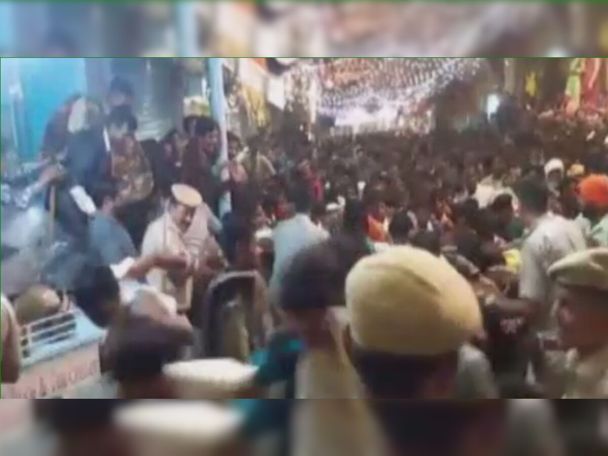 भीड़ की धक्कामुक्की से भगदड़ मच गई
