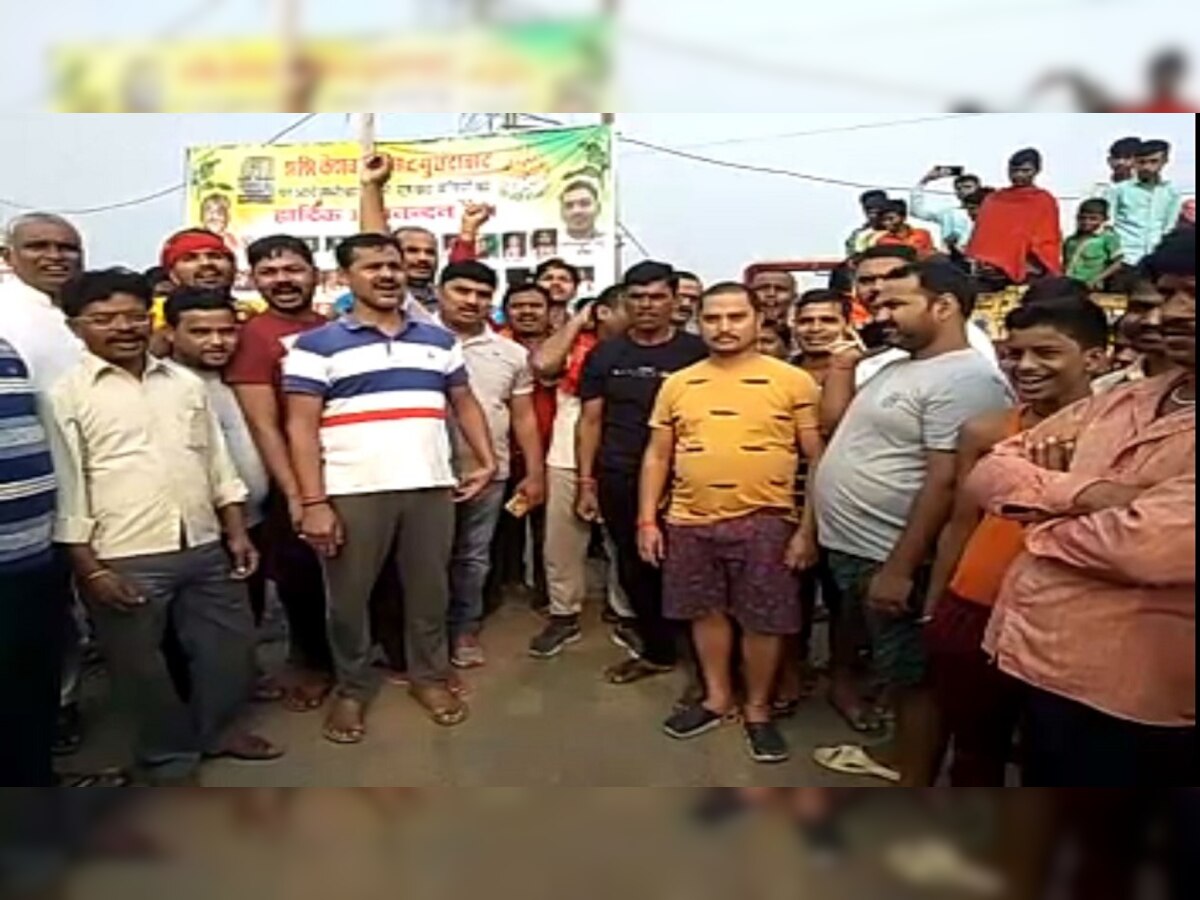 प्रदर्शनकारियों ने सासाराम-चौसा मार्ग को जाम कर दिया.