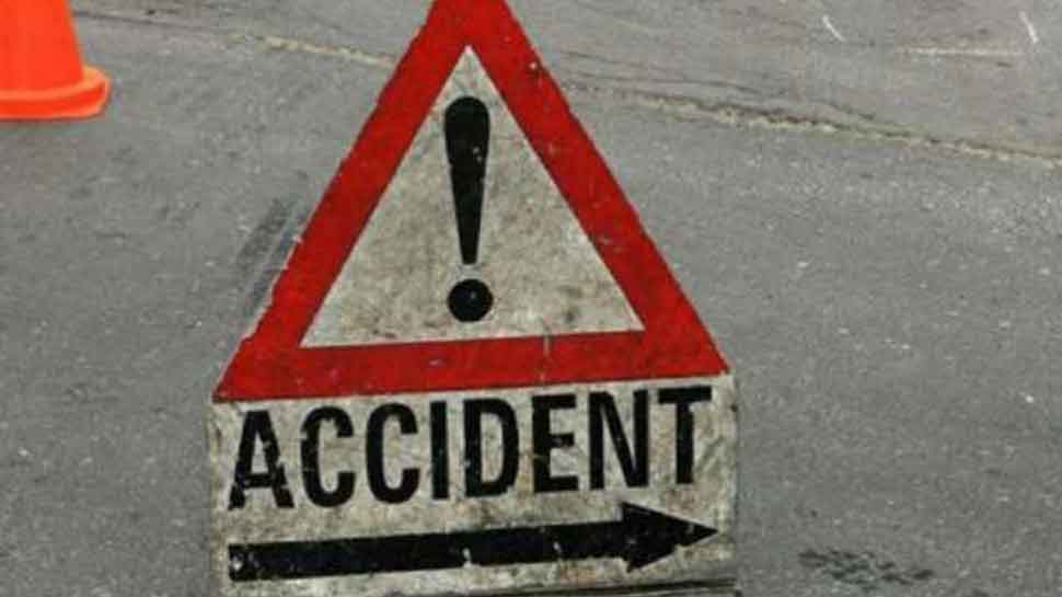 दतिया: भीषण सड़क हादसे में चार महिलाओं की मौत, 20 अन्य घायल दतिया: भीषण सड़क हादसे में चार महिलाओं की मौत, 20 अन्य घायल