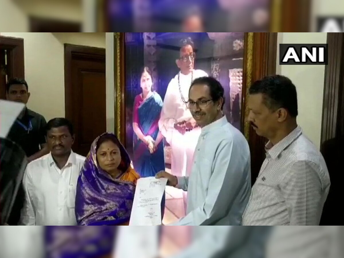 धुले जिले की साक्री विधानसभा सीट से निर्दलीय विधायक मंजुला गावित ने शिवसेना प्रमुख उद्धव ठाकरे से मिलकर उन्हें समर्थन पत्र सौंपा. (फोटो-ANI)