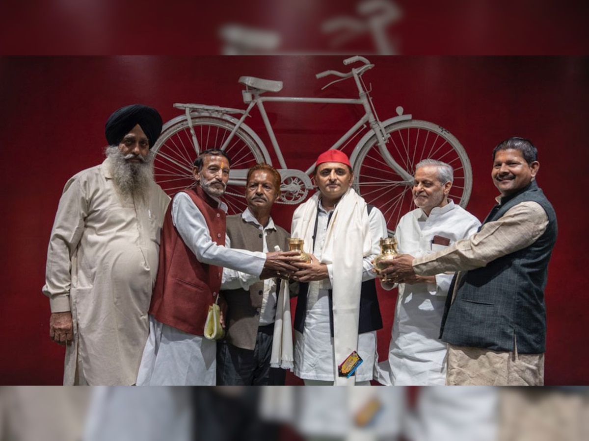 गंगाजल भेंट करते कार्यकर्ता. फोटो साभार- @samajwadiparty