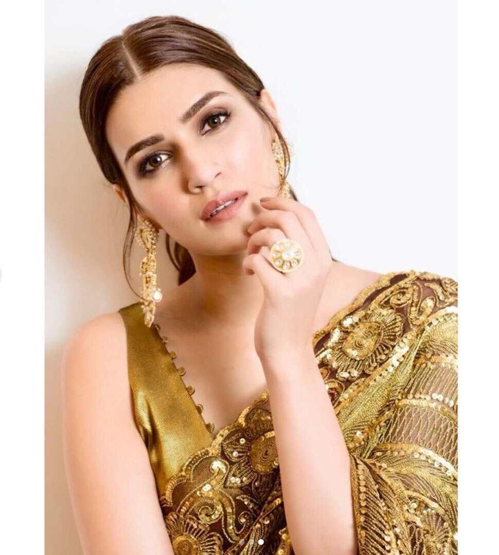 गोल्डन कलर की डिजाइनर साड़ी Kriti Sanon