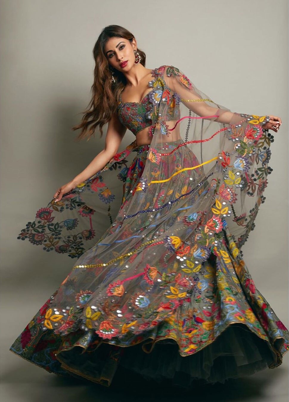 घेरदार लहंगा Mouni Roy