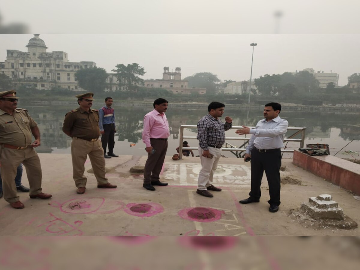 लखनऊ में पहले भी कुड़िया घाट और अन्य घाटों पर अधिकारियों के द्वारा अपने सामने सफाई का कार्य कराया गया था.