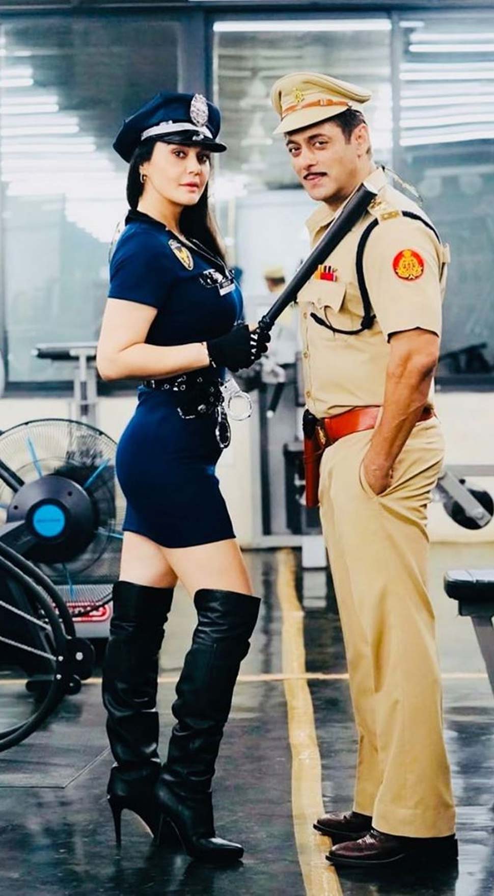 रंग की पुलिस की वर्दी में दिखीं प्रीति Dabangg 3