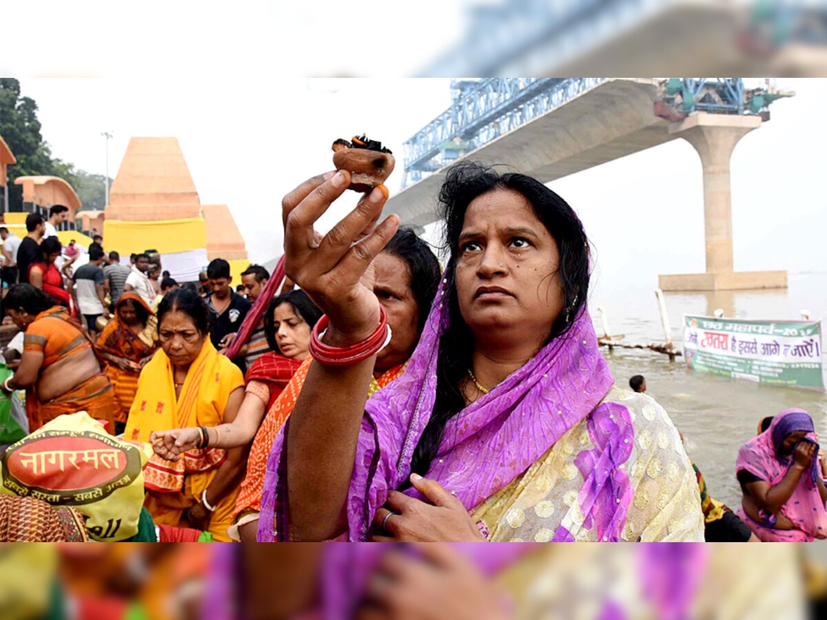 पटना में छठ के दिन गंगा नदी के तट पर जुटते हैं लाखों श्रद्धालु. (तस्वीर- ANI)