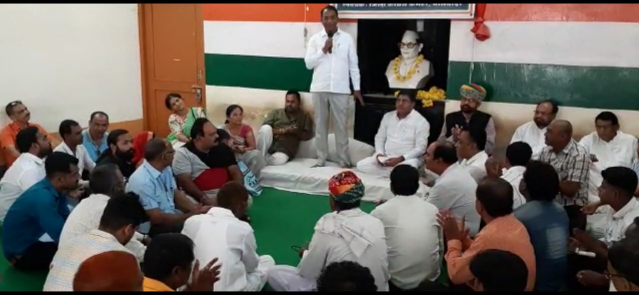 निकाय चुनाव की दस्तक के बीच दावेदारों की आई बाढ़ इसलिए दिख रहा टिकट पर टकराव,आज से नामांकन भी शुरू निकाय चुनाव की दस्तक के बीच दावेदारों की आई बाढ़ इसलिए दिख रहा टिकट पर टकराव,आज से नामांकन भी शुरू