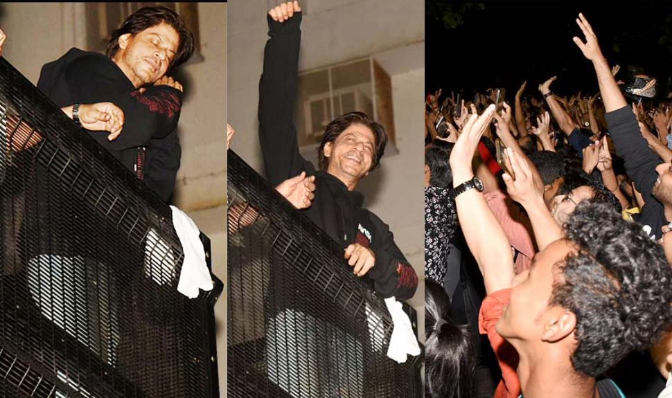 भारी बारिश के बीच फैंस से मिले Shahrukh Khan's Happy Birthday