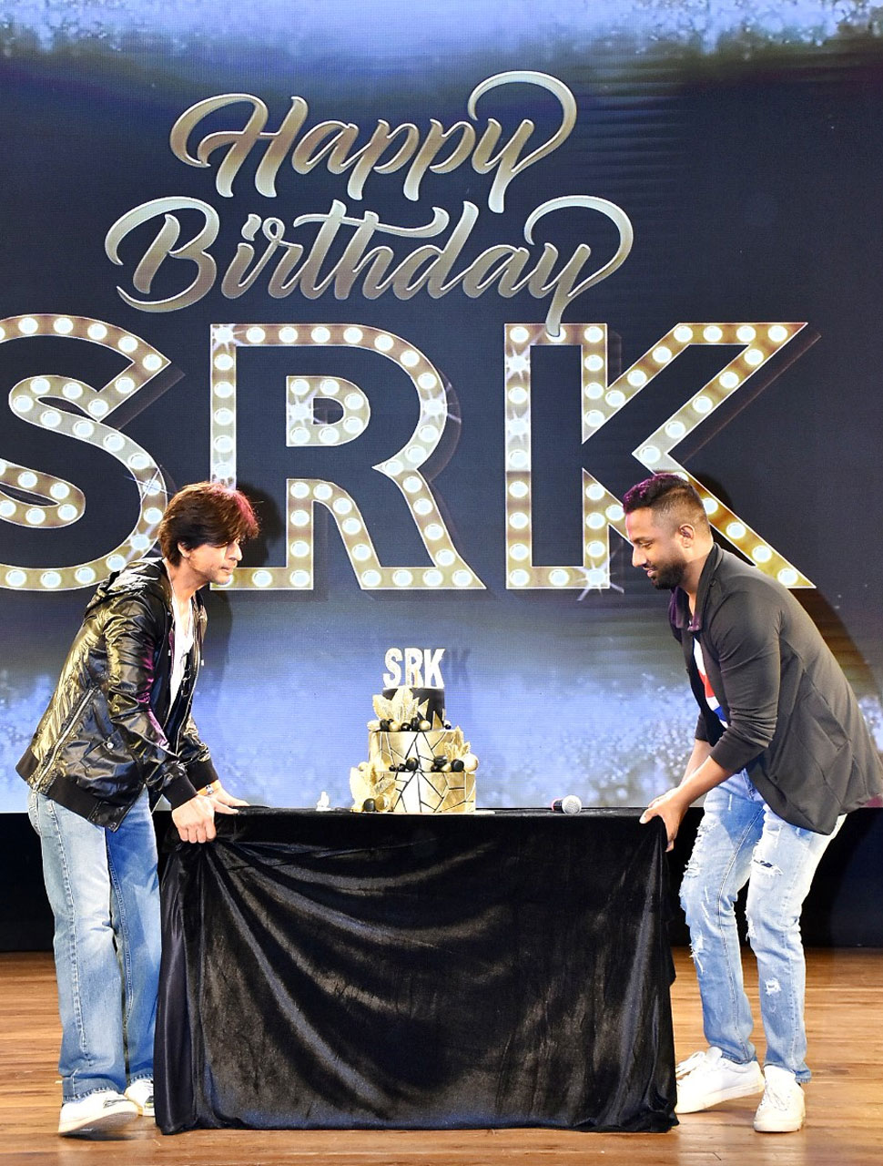 केक ने किया डिस्टर्ब Shah Rukh Khan birthday Celebration