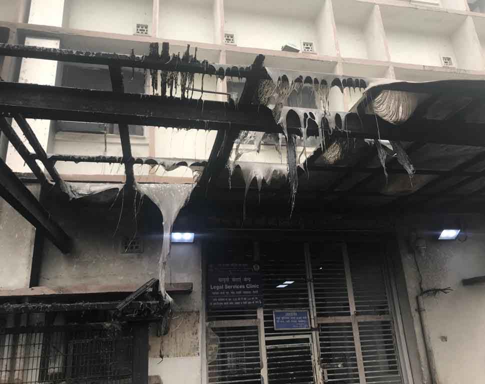 बेहोश होकर गिर पड़ा पुलिसकर्मी Policeman fell unconscious