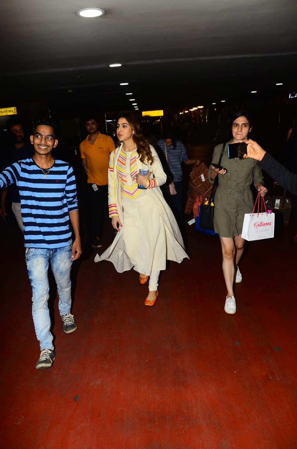 सेल्फी लेने लगे सारा के फैन्स Sara Ali Khan