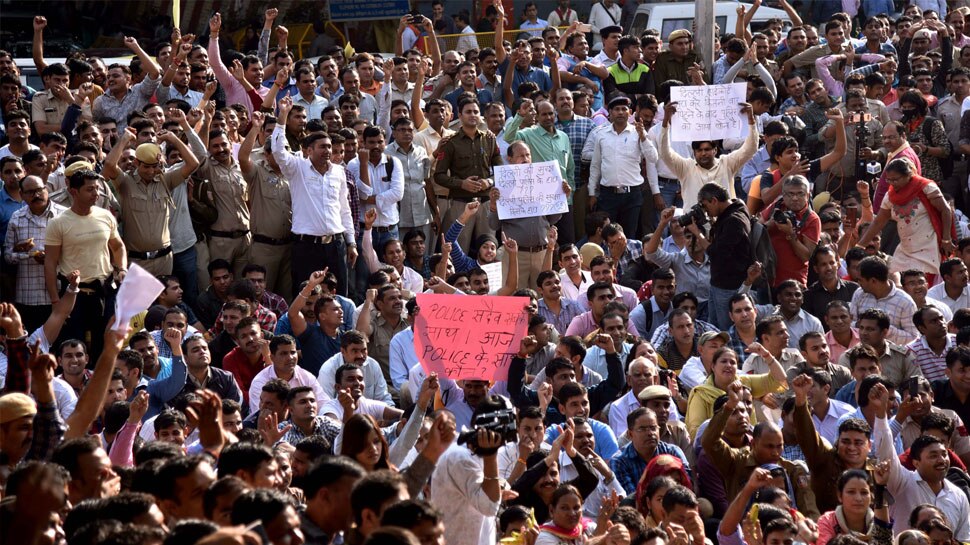 पुलिस मुख्यालय के सामने सिपाही हवलदारों ने धरना क्यों दिया? कमिश्नर से कानूनी नोटिस भेज पूछा