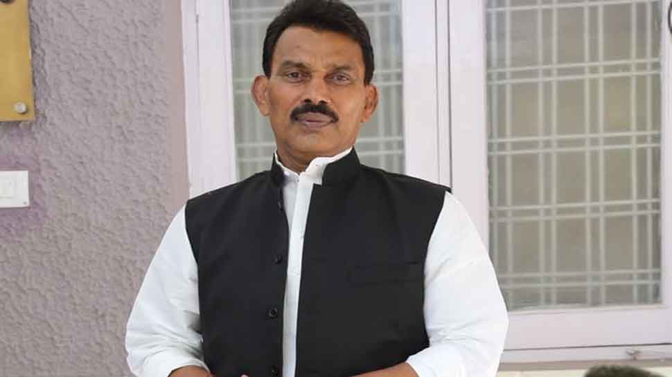MP: होर्डिंग हटाने पर मचा बवाल, मंत्री जी के समर्थकों ने की नगर निगम कर्मचारियों की पिटाई