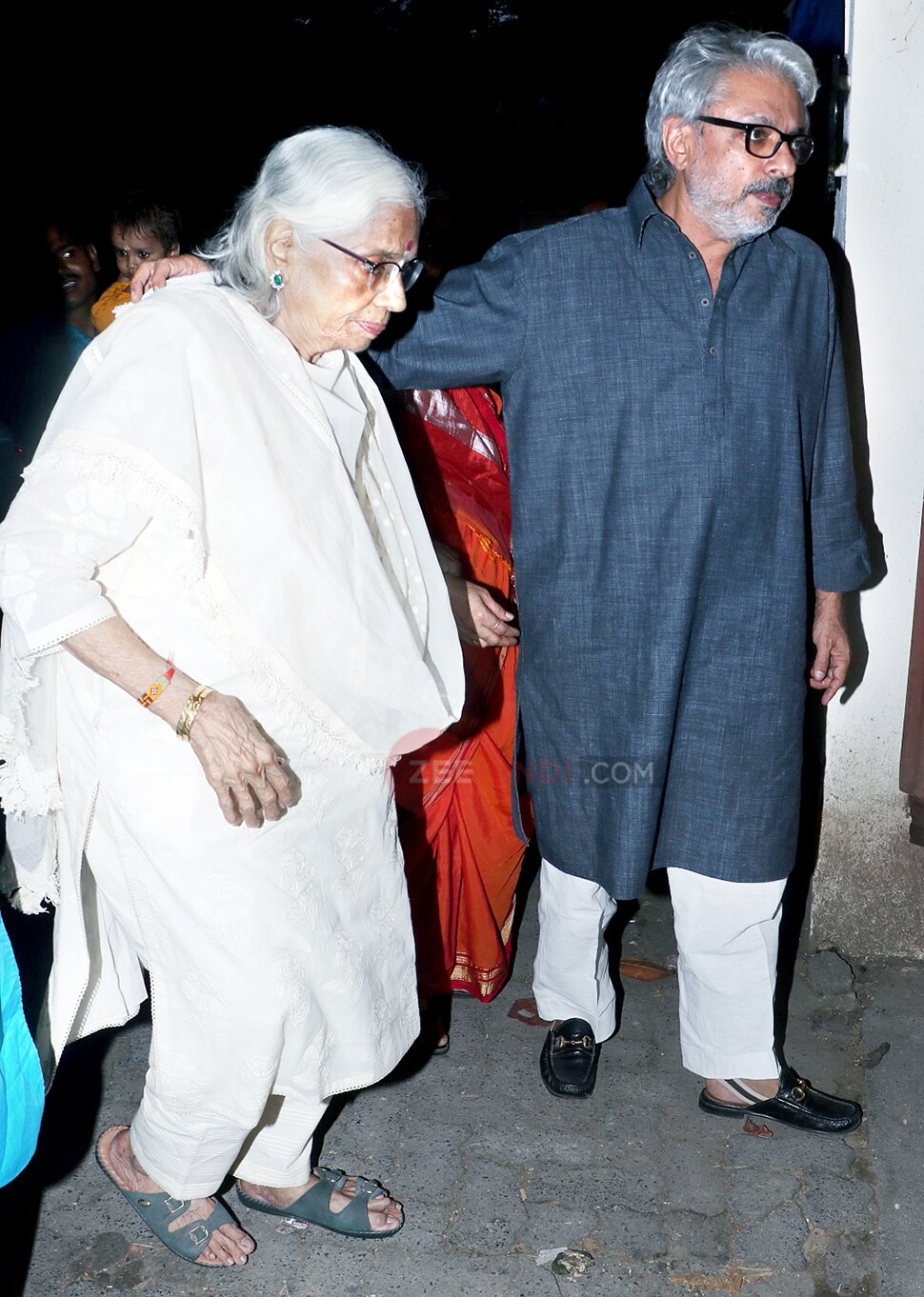 मां के साथ पहुंचे संजय लीला भंसाली Sanjay Leela Bhansali