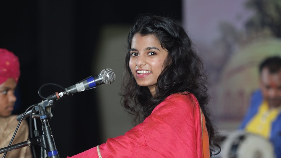दरभंगा: अहिल्या महोत्सव का हुआ आगाज, पहले दिन मैथिली ठाकुर ने बांधा समा