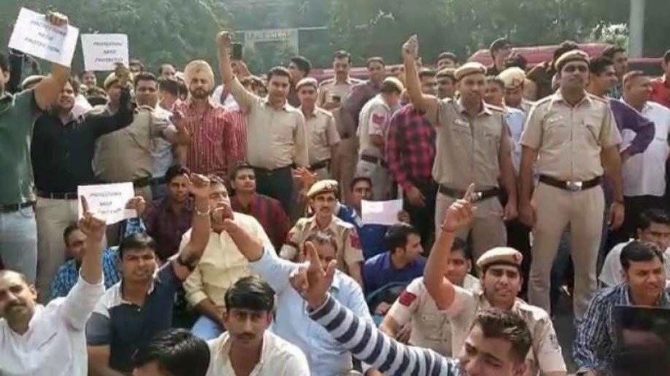 दिल्ली पुलिसकर्मियों के प्रदर्शन के खिलाफ सुप्रीम कोर्ट पहुंचा वकील, की SIT जांच की मांग