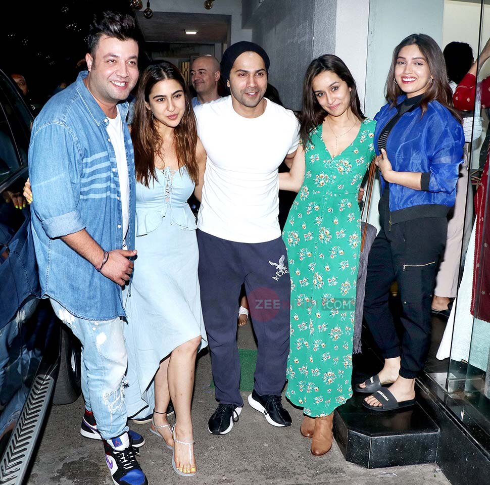 एक फ्रेम में इतने सितारे Varun Dhawan, Sara Ali Khan, Janhvi Kapoor, Shraddha Kapoor At Bala screening